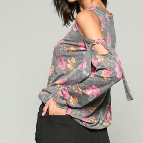 FINAL SALE 🆕🌿SHOULDER CUT OUT TOP🌿 - Picture 2 of 6